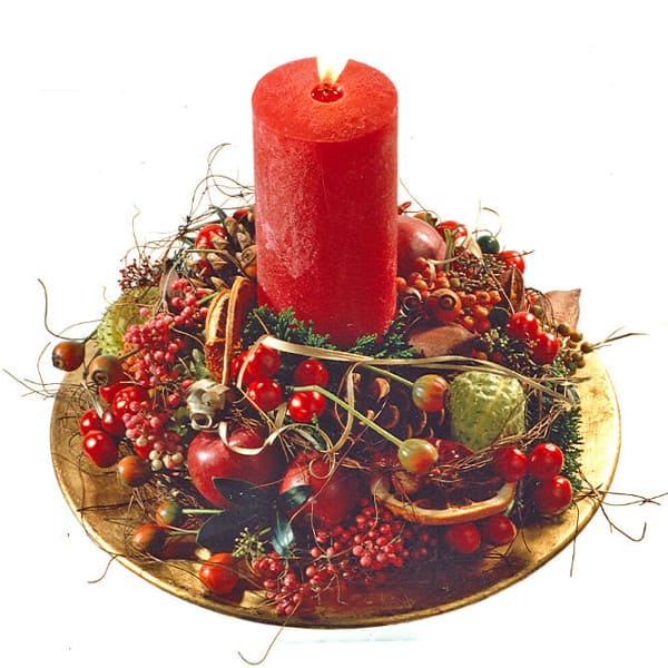 Klassisches Kerzengesteck mit roter Kerze, Früchten, Beeren, Stern, Tanne, Konifere, Orangenscheiben und advents Beiwerk. Sehr weihnachtlich duftend. Klassisches Kerzengesteck mit roter Kerze, Früchten, Beeren, Stern, Tanne, Konifere, Orangenscheiben und advents Beiwerk. Sehr weihnachtlich duftend.