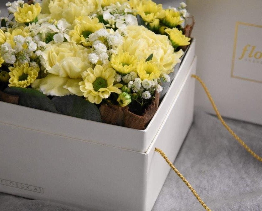 Floxbox Gelb sind frische Blumen in der Kartonbox. Trendy, frech, exklusiv und innovativ.