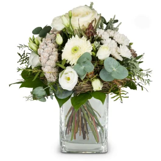 Winterfee ein Srauss in Winterweiss mit Rosen, Eustoma, Astern, Eucaliptus und Zapfen Blumen Ackermann im Blumen Pavillon Hauptbahnhof Bern und direkt online zu Ihnen nach Hause