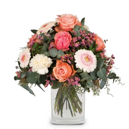 Poesie in Pastell ein feiner zarter Strauss mit Rosen, Germini, Eucaliptus, Statizen und Nelken.