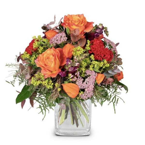 Sommernachtsfest Blumenstrauss mit Rosen, Celosia, Physalis, Blätter