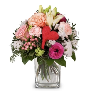 Muttertagsstrauss ein Blumenstrauss mit Lilien, Rosen, Hypericum, Nelken, Sisal Herz bei Blumen Bern Ackermann