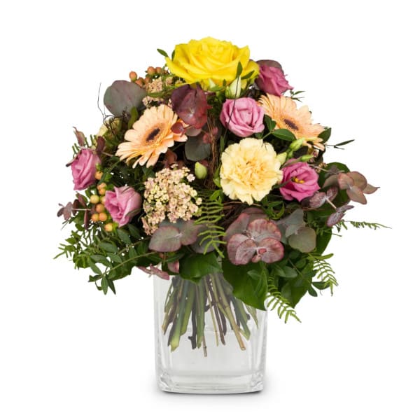 Frühsommeridylle: Strauß mit Rosen, Nelken, Eustoma, Germini und Eukalyptus